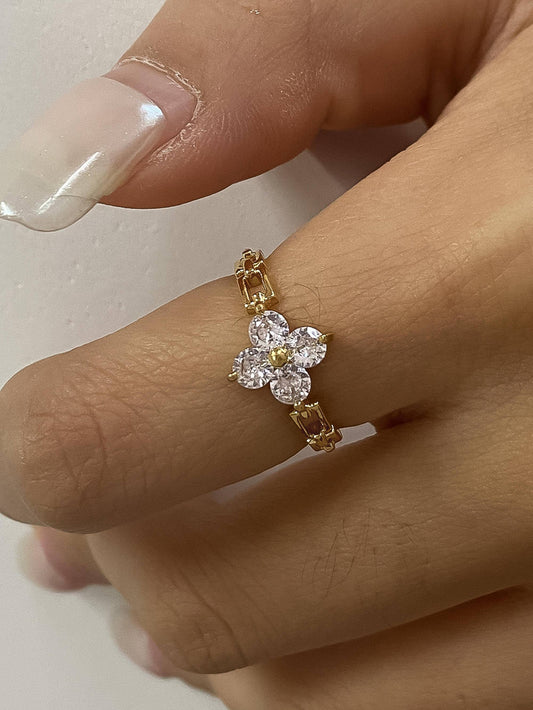 Finn 18K Gold Non-Tarnish Flower Chain Ring: Yellow Gold / 7