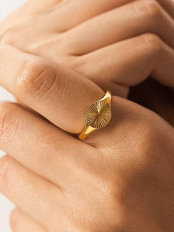 Mateo 18K Gold Non-Tarnish Modern Signet Ring: Yellow Gold / 8